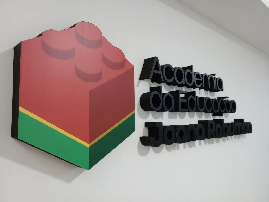 Academia Joana Rabumba — Letras e símbolo em relevo