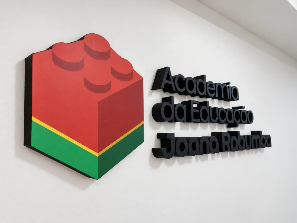 Academia Joana Rabumba — Letras em relevo + montra
