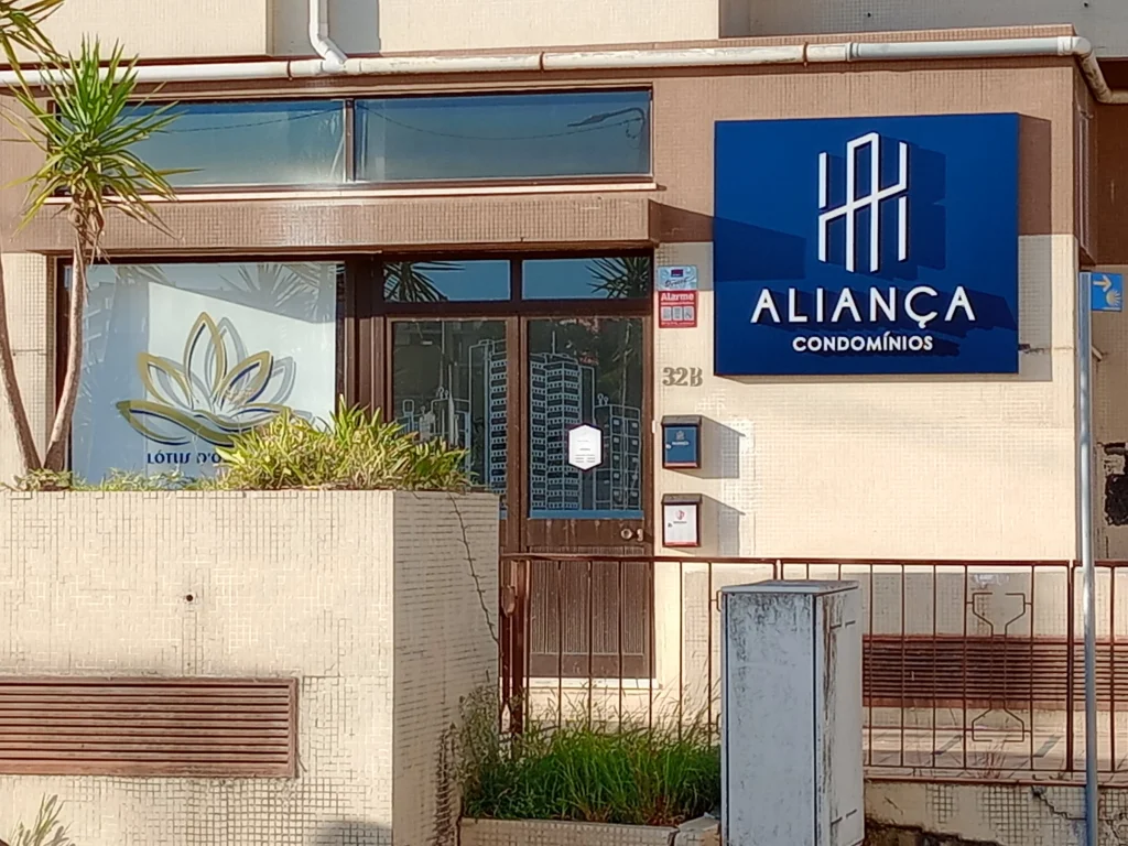 Aliança Condomínios — montagem antes do acabamento cobre