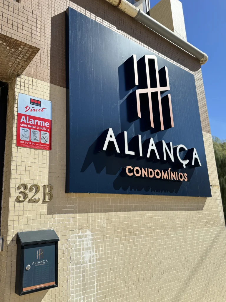 Aliança Condomínios — Reclamo exterior — acabamento cobre aplicado