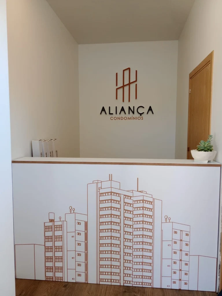 Aliança Condomínios — Interior — enquadramento do logótipo na receção