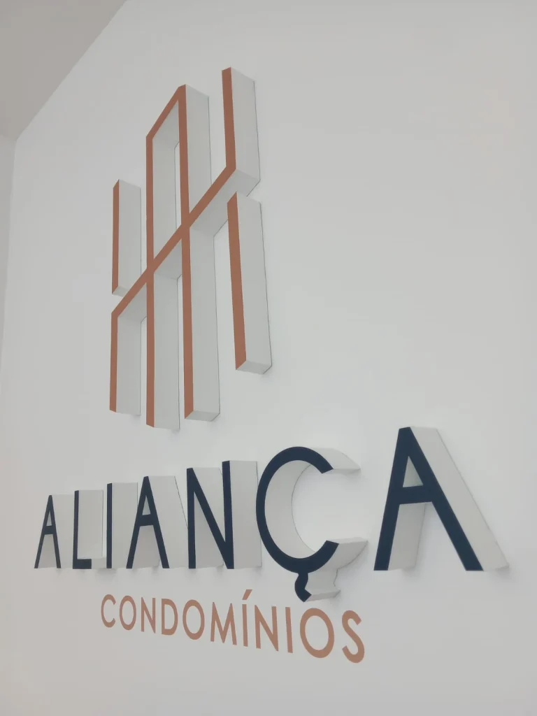 Aliança Condomínios — Interior — logótipo em relevo