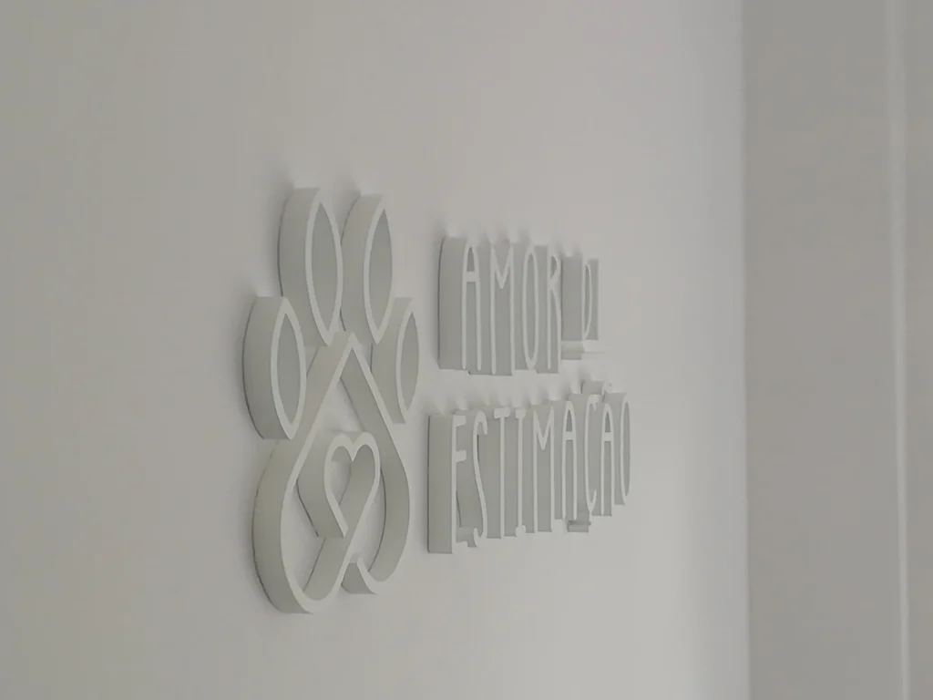 Amor de Estimação — Interior — letras em relevo