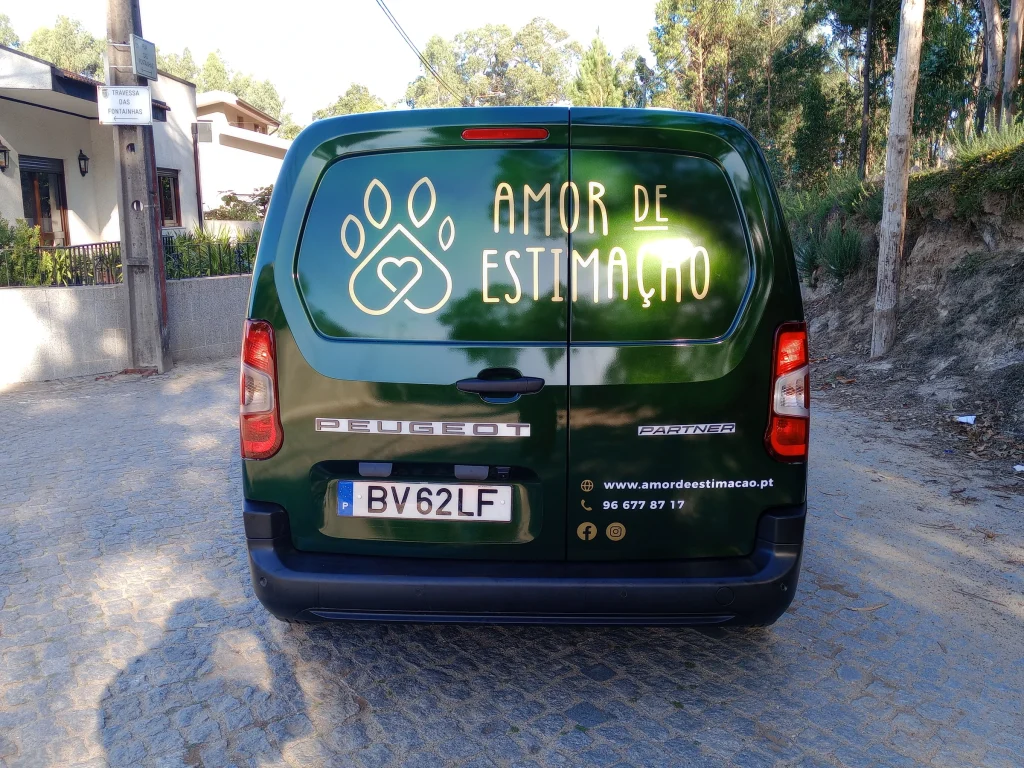 Amor de Estimação — Viatura — identificação e informação na traseira