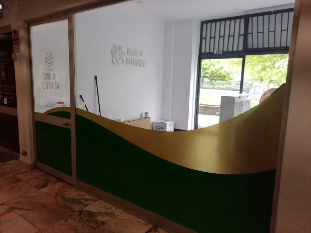 Amor de Estimação — Interior — marca, balcão e relação com a montra