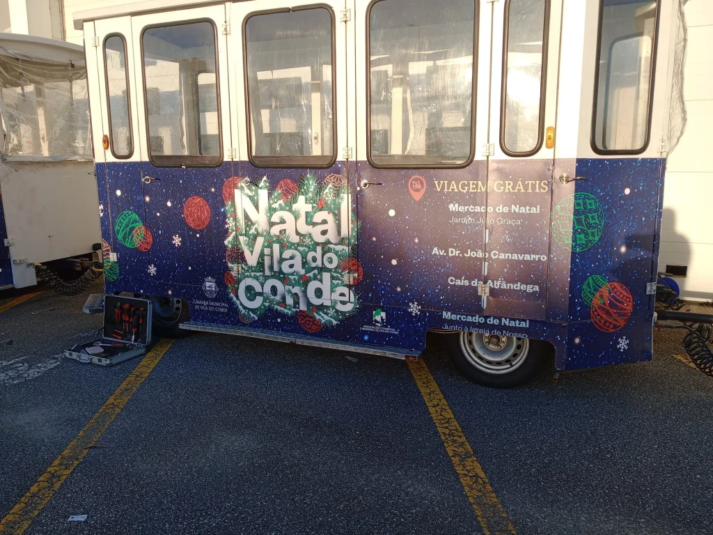 Comboio de Natal — Vila do Conde — Decoração — continuidade entre carruagens