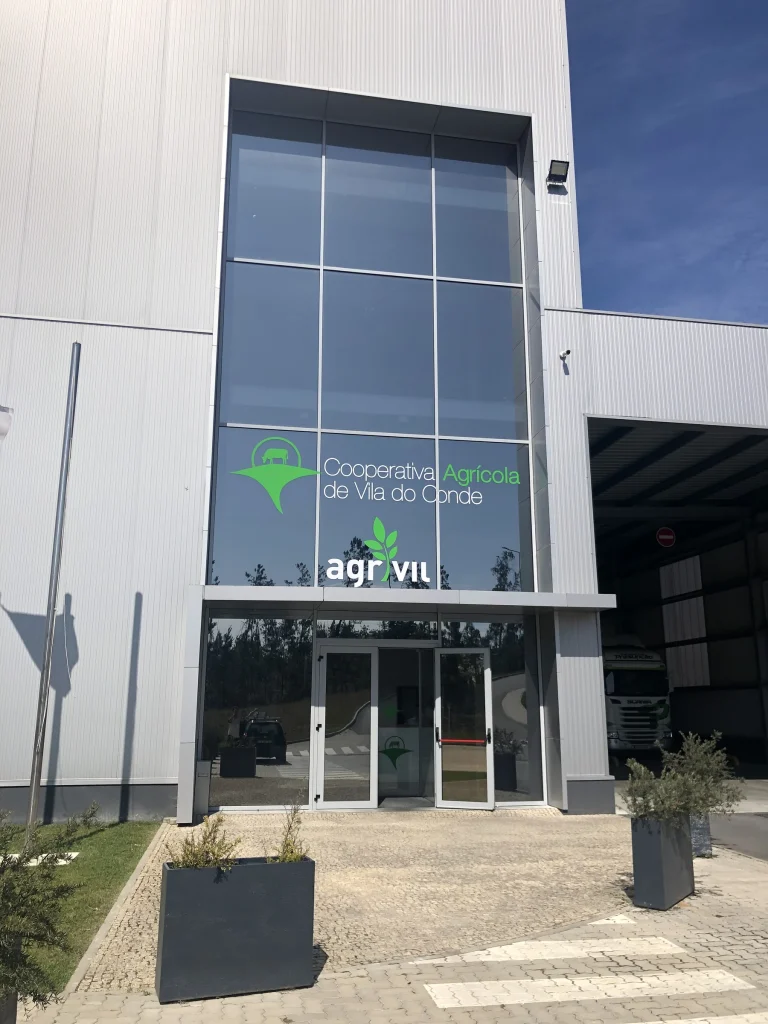 Cooperativa Agrícola de Vila do Conde — Edifício — identificação no vidro