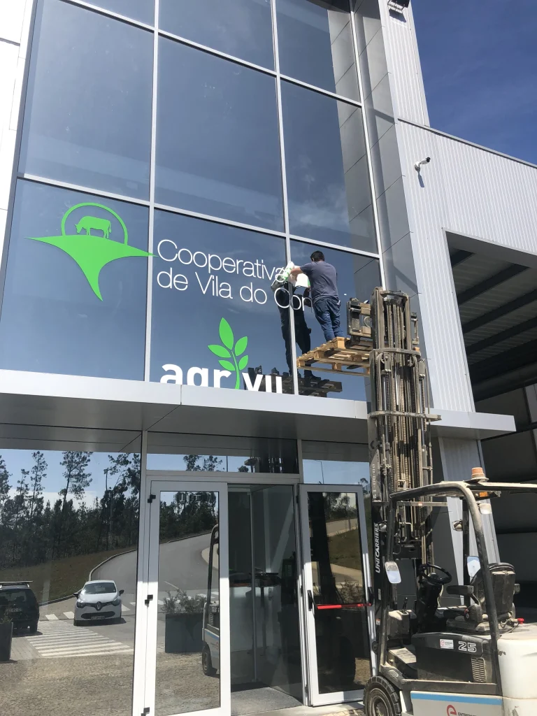Cooperativa Agrícola de Vila do Conde — Aplicação — comunicação na fachada envidraçada