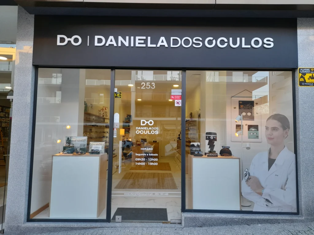 Daniela dos Óculos — Fachada e montra