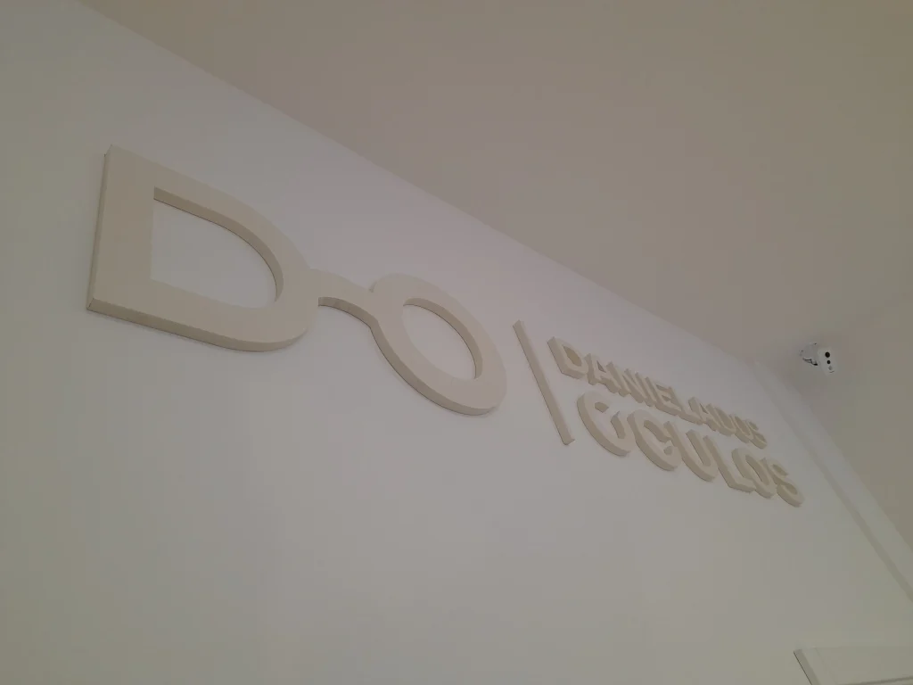 Daniela dos Óculos — Logótipo interior em relevo