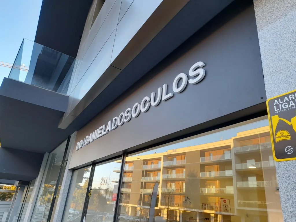 Daniela dos Óculos — Aplicação no vidro