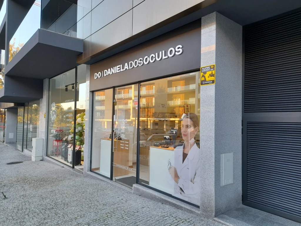 Daniela dos Óculos — Fachada — leitura do reclamo ao longo da rua