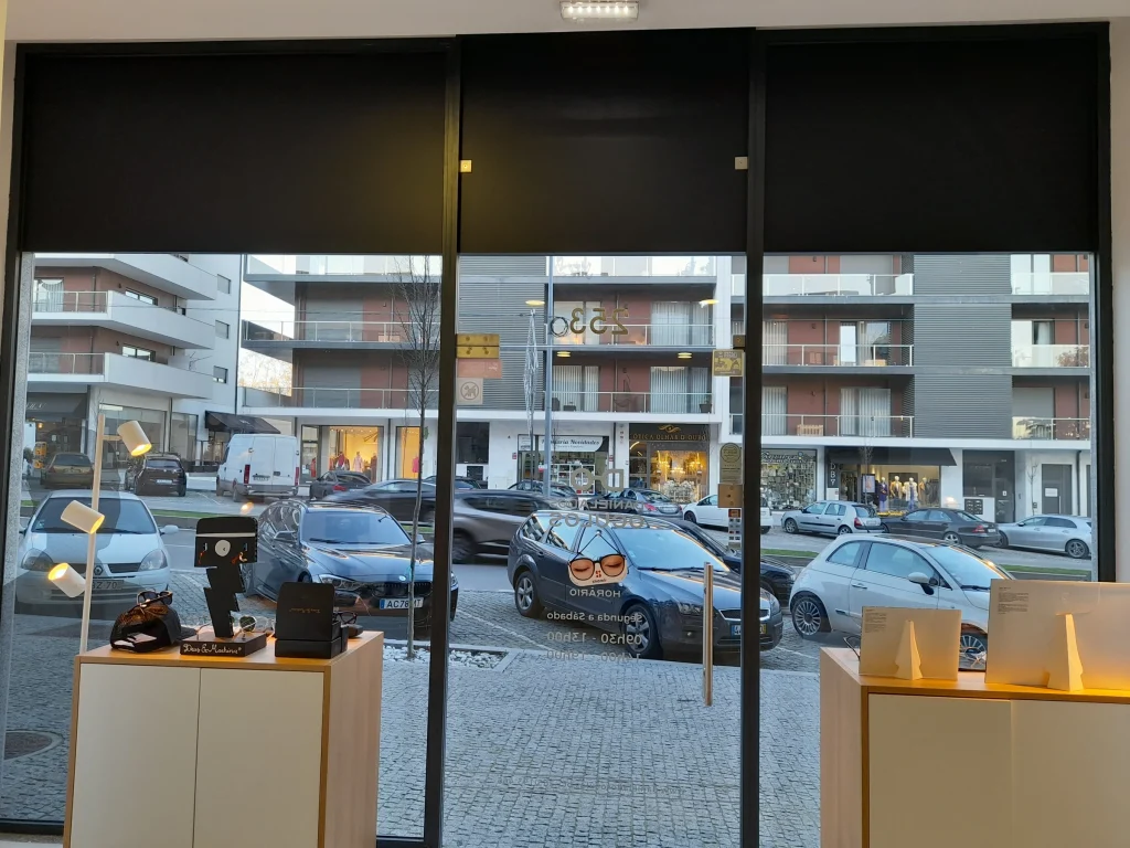 Daniela dos Óculos — Montra — aplicação vista a partir do interior