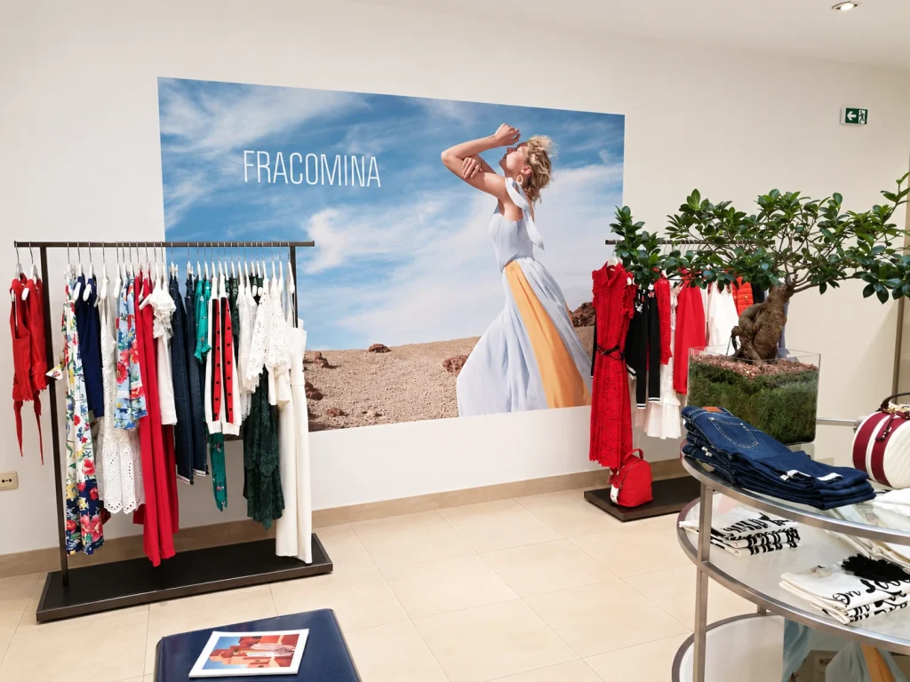 Fracomina — Impressão/aplicação em interiores + caixas de luz
