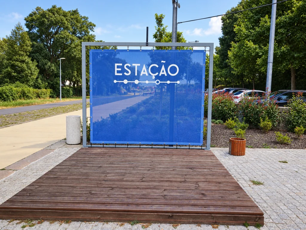 Lounge Estação — Caixa de luz + lona microperfurada
