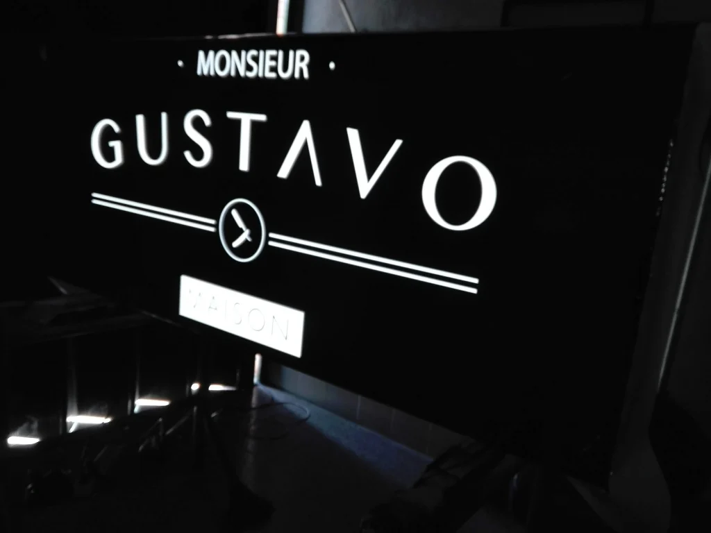 Monsieur Gustavo — Reclamo iluminado — registo de produção