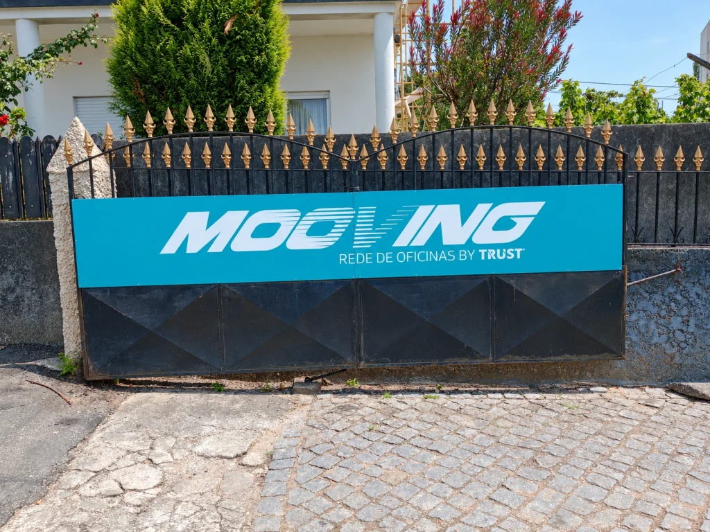 Mooving — Abílio Almeida — Identificação no portão de entrada