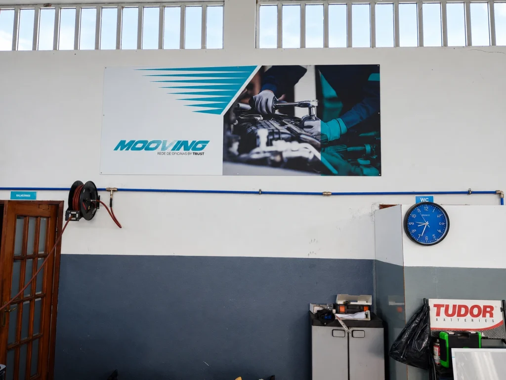 Mooving — Abílio Almeida — Painel gráfico no interior da oficina