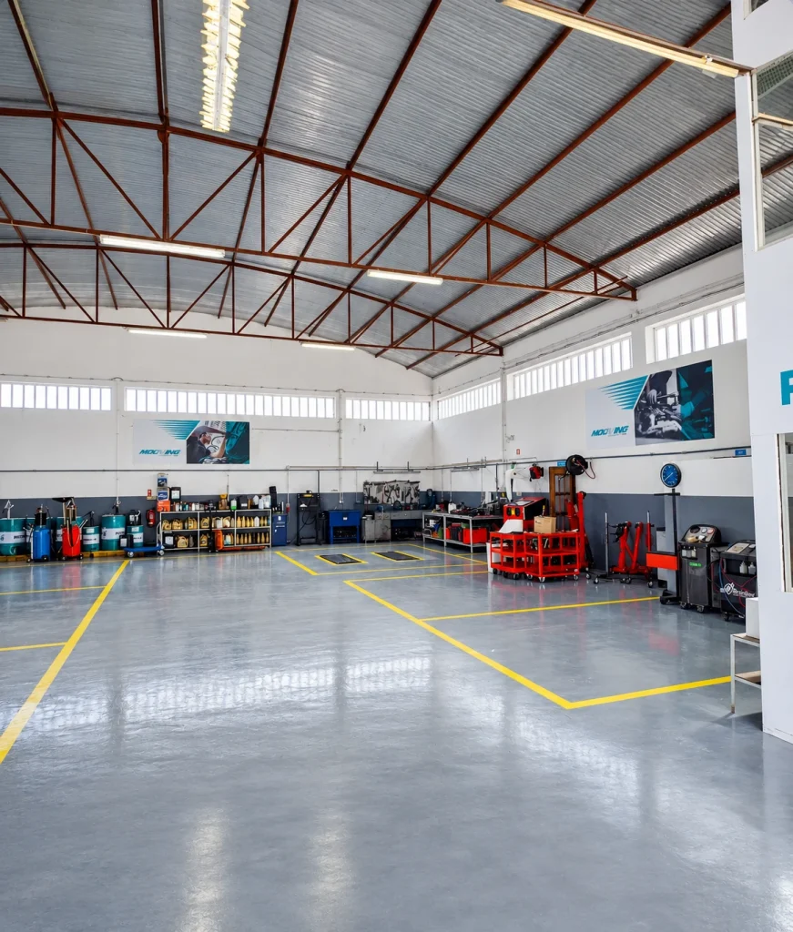 Mooving — Auto Castelo — Oficina — painéis de comunicação nas paredes