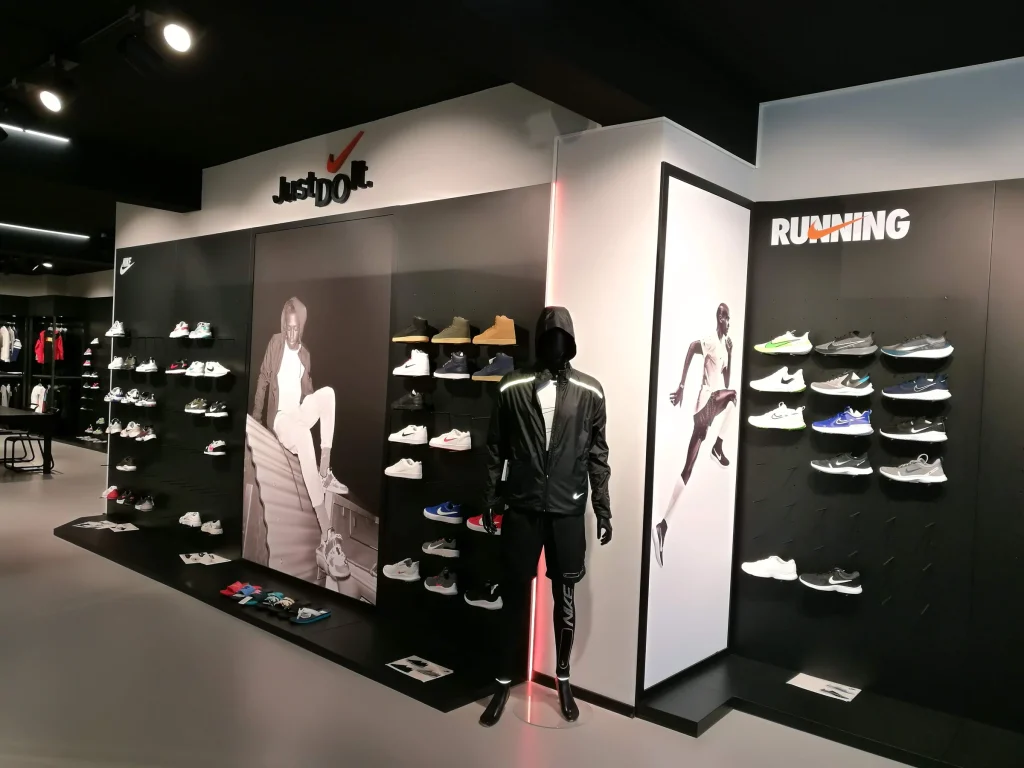 Showroom Nike — Letras e grafismo aplicados