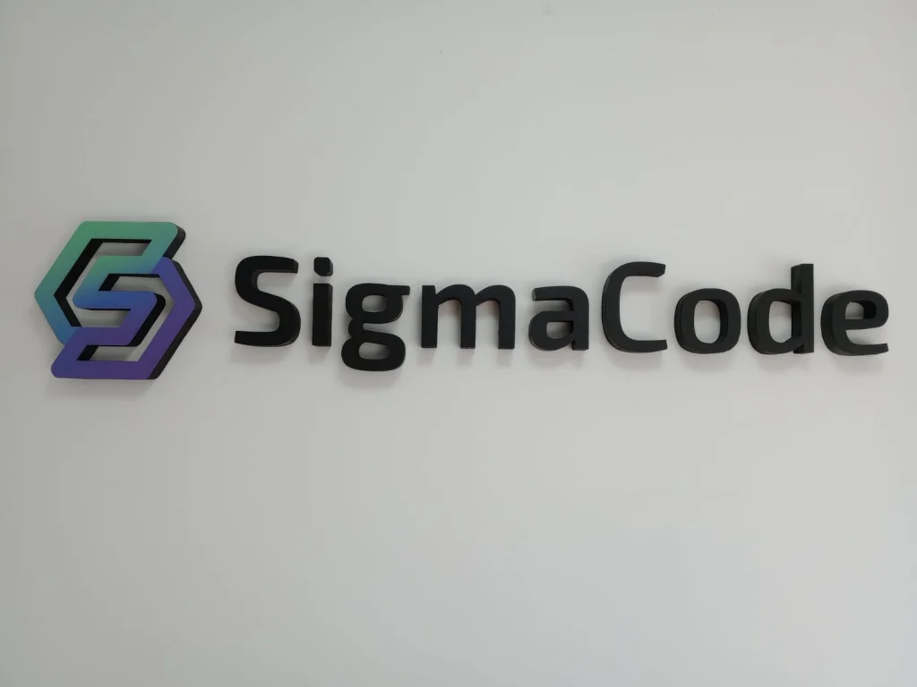 SigmaCode — entrada e montras — Interior — logótipo em relevo