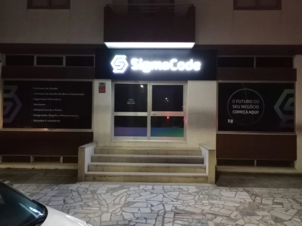 SigmaCode — entrada e montras — Reclamo — iluminação à noite