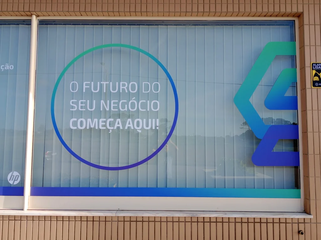 SigmaCode — fachada de esquina — Montra — mensagem aplicada no vidro