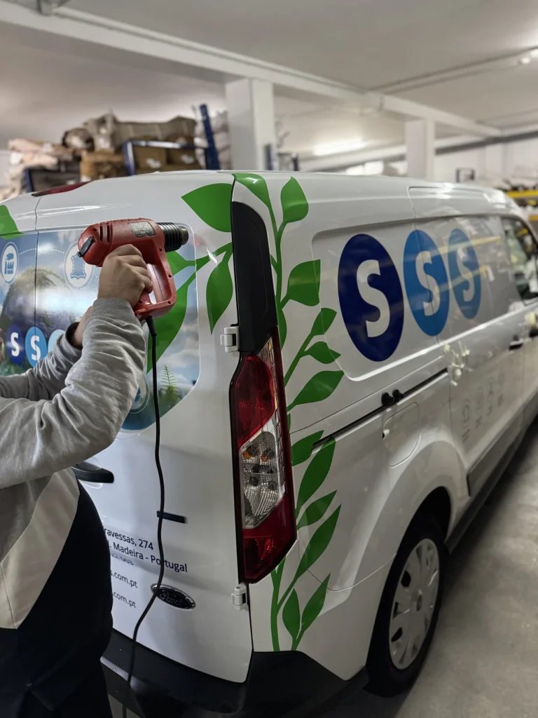 SSS — Aplicação — preparação do vinil na traseira da viatura